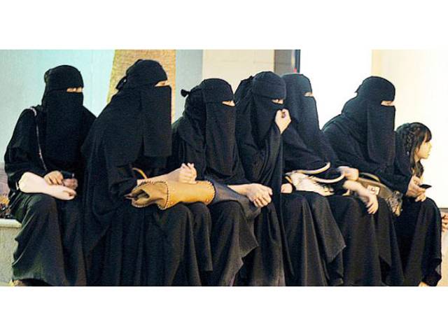 ’صبح سویرے یونیورسٹی میں داخل ہونے سے پہلے گارڈ ہماری یہ چیز چیک کرتا ہے‘ سعودی لڑکیاں میدان میں آگئیں، ’بغاوت‘ کا اعلان کردیا