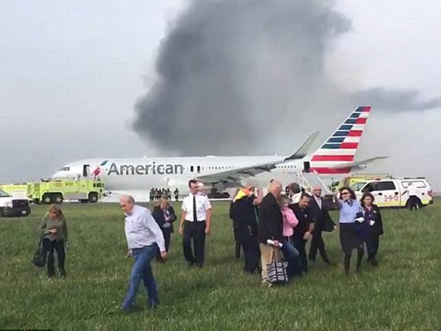 رن وے پر ٹیک آف کے دوران مسافر طیارے کے انجن نے آگ پکڑلی اورپھر۔۔۔ انتہائی تشویشناک خبر آگئی