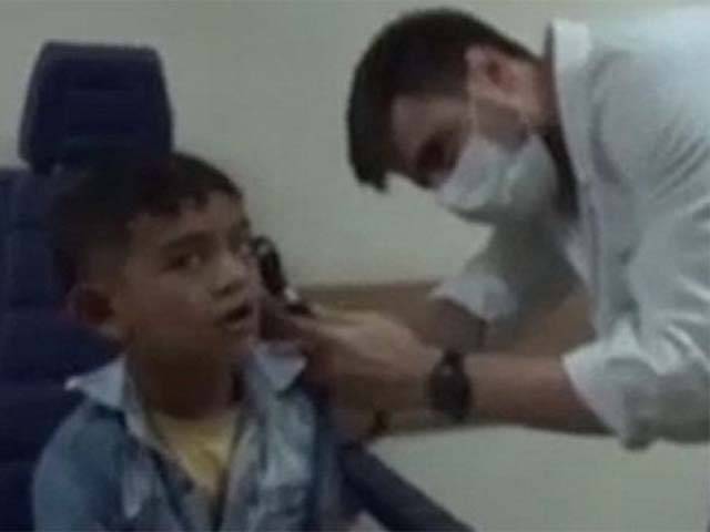 10 دن تک 7 سالہ بچے کے کان میں درد، بالآخر ڈاکٹر نے دیکھا تو کان کے اندر ایسی چیز نظر آگئی کہ ڈاکٹر کے پیروں تلے بھی زمین نکل گئی