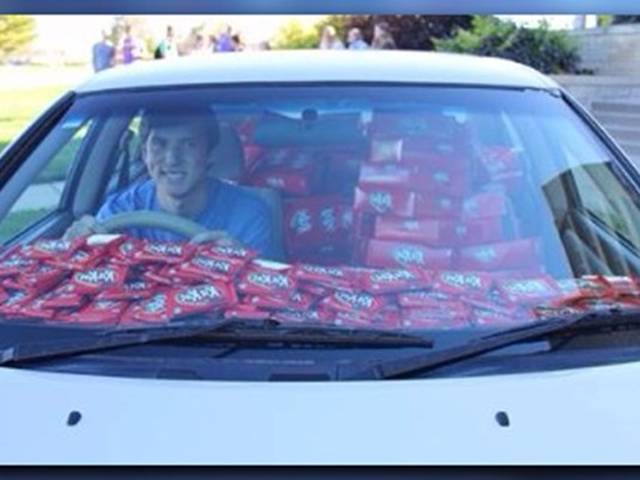 KitKat بنانے والی کمپنی نے اس نوجوان کی گاڑی پوری طرح چاکلیٹس سے کیوں بھردی؟ وجہ ایسی کہ کوئی تصور بھی نہیں کرسکتا، جان کر آپ کو بھی بے حد حیرت ہوگی