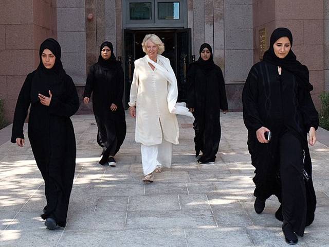 ابوظہبی کے دورے پر برطانوی شہزادی کو گھیرے میں لئے یہ 4 لڑکیاں کون ہیں؟ حقیقت ایسی کہ آپ کے تمام اندازے غلط ثابت ہوجائیں گے