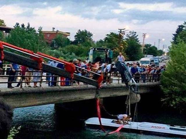 چینی صوبے ہبئی میں مسافر بس جھیل میں گرنے سے 17افراد ہلاک ، 2زخمی