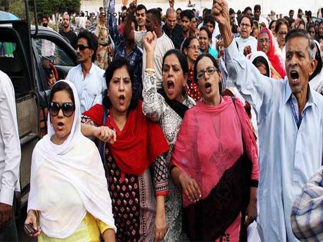 کراچی کے بعد حیدر آباد میں بھی ایم کیو ایم لندن کے کارکنان سڑکوں پر آگئے ،پولیس نے مظاہرین کو منتشر کرنے کے لیے لاٹھی چارج کیا ،چھ کارکنان گرفتار 