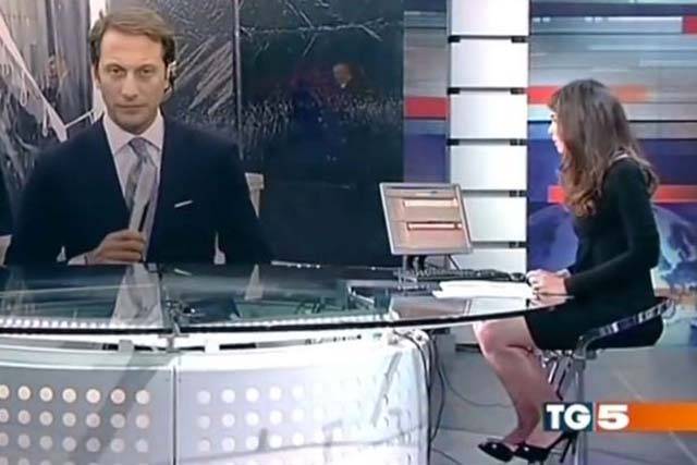 اطالوی ٹی وی چینل کی نشریات کے دوران کیمرہ مین نے خاتون اینکر کی ایسی شرمناک ویڈیوبنالی کہ سوشل میڈیا پر ہنگامہ برپا ہوگیا