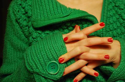 Какие сделать ногти к зеленому платью