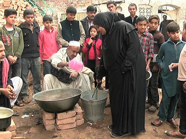 راولپنڈی کی عوام کی سہولت کیلئے گرم پانی کی بالٹی صرف 20 روپے میں دستیاب