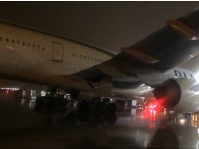 ٹورنٹو : پی آئی اے کا طیارہ ٹیکسی کے دوران ایئر فرانس کی پرواز سے ٹکرا گیا ،مسافر محفوظ
