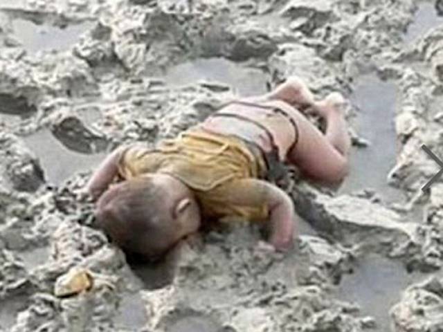 مردہ مسلمان بچے کی ایک تصویر جس نے پوری دنیا کو ہلا کر رکھ دیا، اس کا تعلق کسی عرب ملک سے نہیں بلکہ۔۔۔ ایسی خبر سے پڑھ کر ہر مسلمان اپنی خاموشی پر شرم سے پانی پانی ہوجائے