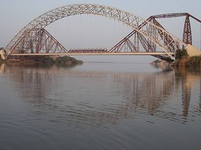 اہلیہ کے ہمراہ پل پر سیلفی لینے والا شخص دریائے سندھ میں گر گیا