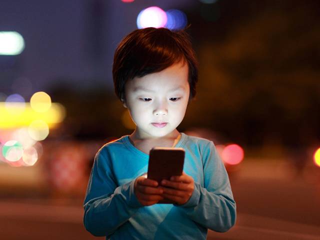 خبردار! اگلی مرتبہ اپنے بچے کو موبائل یا کمپیوٹر دینے سے پہلے یہ انتہائی تشویشناک خبر ضرور پڑھ لیں کہیں ایسا نہ ہو کہ۔۔۔