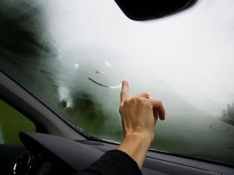اگر آپ بھی سردیوں میں گاڑی کے شیشے دھندلاجانے کی وجہ سے پریشان رہتے ہیں تو آسان ترین نسخہ آزمائیں اور اس مشکل سے ہمیشہ کیلئے چھٹکارا پائیں