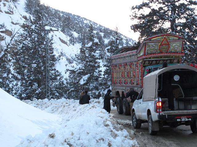 بروری اوروادی زیارت کے مختلف علاقوں میں برف باری ،ٹریفک کی روانی متاثر