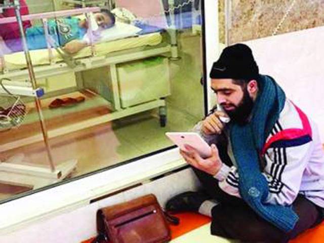 ایران : استاد کی فرضی شناسی‘کینسر کے شکار طالب علم کو ہسپتال میں آکر فون اور ٹیبلٹ کے ذریعے پڑھانے لگے