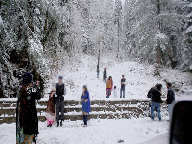 ملکہ کوہسار میں برفباری کا سلسلہ شروع ، مال روڈ پر ہزاروں سیاح پھنس گئے