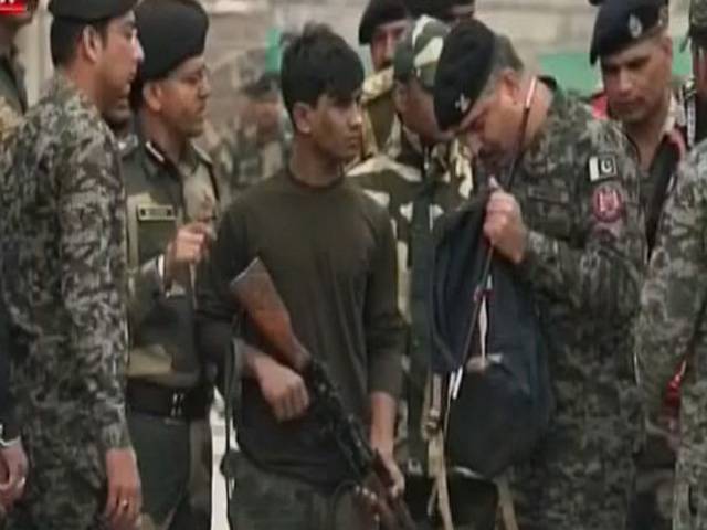 پاک فوج نے جذبہ خیر سگالی کے تحت بھارتی فوجی کو واہگہ بارڈر پر تحائف سمیت حکام کے حوالے کر دیا