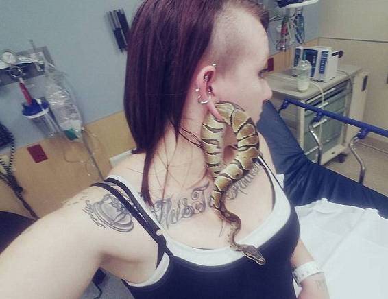 اس لڑکی کے کان میں یہ اصلی سانپ کس وجہ سے زبردستی گھس گیا؟ حقیقت جان کر آپ بھی کانوں کو ہاتھ لگائیں گے