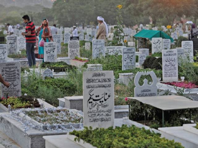 مر کے بھی چین نہ پایا تو کدھر جائیں گے ؟ بلدیہ عظمی کراچی کے 6 قبرستانوں میں تدفین پر پابندی عائد
