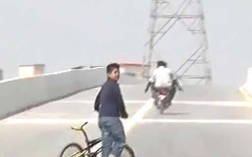 کراچی میں وزیراعلیٰ سندھ پل کا افتتاح کرنے نہ پہنچ سکے ،بچوں نے خود ہی فیتہ کاٹ کر پل کو ٹریفک کے لیے کھو ل دیا 