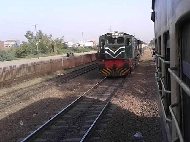 بدوملہی کے قریب ریلوے لائن ٹوٹ گئی بروقت اطلاع پر علامہ اقبال ایکسپریس حادثہ سے بال بال بچ گئی