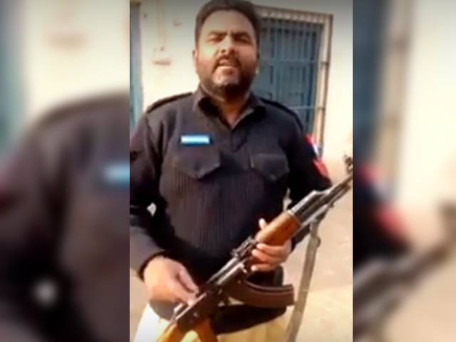 تنخواہ نہ ملنے پر پنجاب پولیس کے جوان کا شہباز شریف سے انوکھا احتجاج ،ویڈیو سوشل میڈیا پر وائرل ہو گئی 