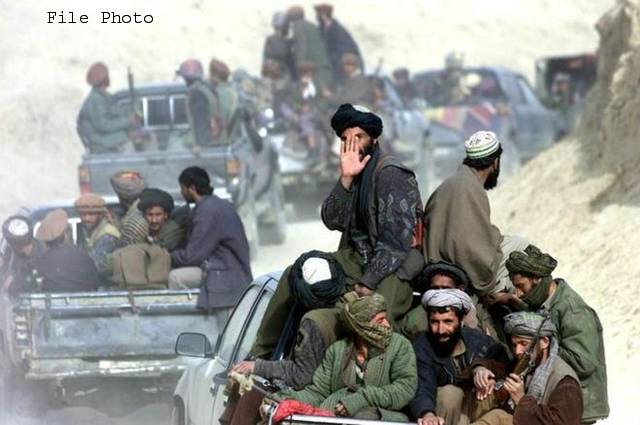 افغان حکومت کو زوردار جھٹکا، وزیر کے مشیر سمیت 56 اہلکار طالبان سے جا ملے