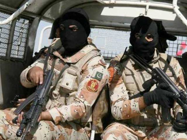 رینجرز کی کراچی میں کارروائی ، گھر کی چھت پر چھپایا گیا بھاری مقدار میں اسلحہ برآمدکرلیا