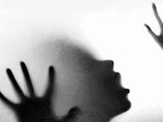 دوست کے ساتھ مل کر 20سالہ اماراتی ملزم کی 33سالہ مراکشی خاتون سے زیادتی ، جرم ثابت ہونے پر ایک سال قید کی سزا ،دوسرے کی وفات کے باعث کیس بند 
