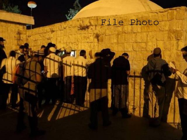 یہودی آبادکاروں کا ایک گروہ حضرت یوسف علیہ السلام کے مزار میں داخل
