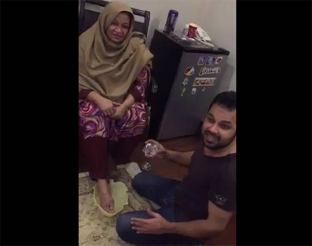 اپنی والدہ کے پاﺅں دھو کر پینے کی پاکستانی نوجوان کی ویڈیو نے سوشل میڈیا پر ہنگامہ برپا کردیا