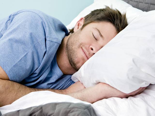 رات کو سوتے ہوئے یہ ایک کام کرنے والے مردوں کے بانجھ پن کا خطرہ بے حد بڑھ جاتا ہے، سائنسدانوں نے خبردار کردیا