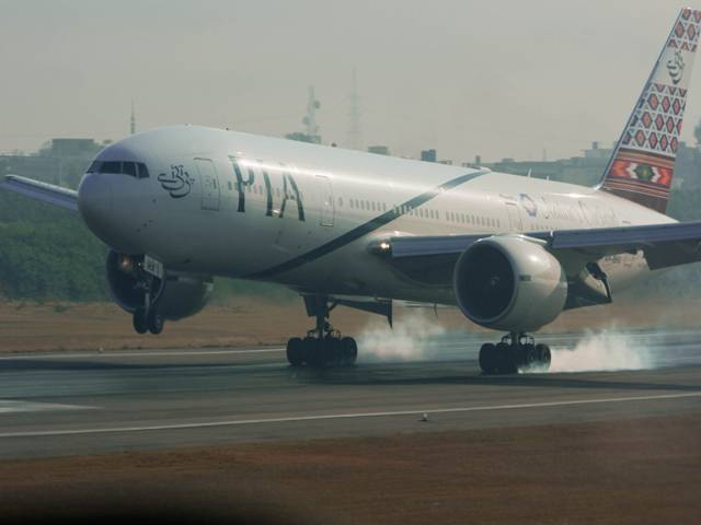سیالکوٹ سے جدہ جانیوالی پی آئی اے پرواز کی کراچی ایئرپورٹ پر ہنگامی لینڈنگ،بڑے حادثے سے بال بال بچ گئی