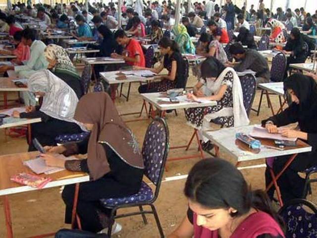 ”گریجوایشن انگلش میں اور مقابلے کا امتحان اردو میں کیسے ہو سکتا ہے “، لاہور ہائی کورٹ نے سی ایس ایس کا امتحان اردو میں لینے کا حکم معطل کر دیا