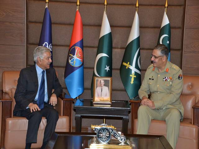 خواجہ آصف کی جنرل زبیر سے ملاقات، قومی سلامتی و دفاع کے امور پر تبادلہ خیال