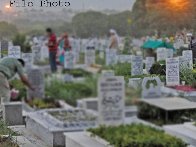 ’’کراچی میں ابراہیم حیدری قبرستان میں اس قبر پر کالی بلی پھیرا دیتی ہے،کوئی قریب جانے کی کوشش کرے تو غرانے لگ جاتی ہے کیونکہ وہ قبر دارصل ۔۔۔۔۔‘‘