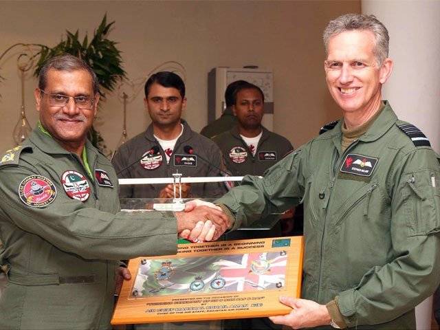 پاکستان اور برطانوی فضائیہ کے سربراہان نے دو مختلف جہازوں میں بیٹھ کر فلائنگ مشن میں حصہ لیا
