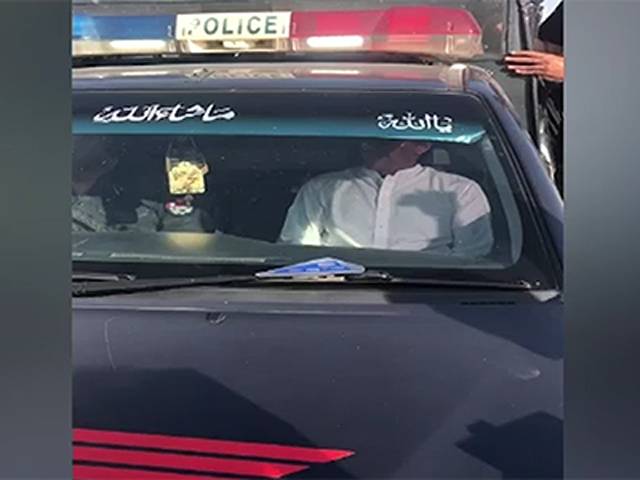 تلہ گنگ: عمران خان کا بلٹ پروف گاڑی میں سفر سے انکار، پولیس وین پر آٹھ منٹ تک سفر کیا