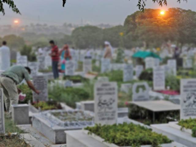 ’’4 دسمبر 1971 کی شام یہ بچہ گھر سے قرآن پاک پڑھنے جا رہا تھا کہ بھارتی بمباری سے شہید ہو گیا اور ۔۔۔‘‘ معروف قبرستان کے گورکن نے ایسی بات کہہ دی کہ جان کر ہر کوئی دنگ رہ گیا 