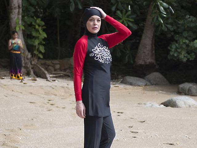 معروف اداکارہ لنڈسے لوہان ایسا لباس پہن کر ساحل سمندر پر آگئیں کہ پوری دنیا میں کھلبلی مچ گئی، مسلمان بھی دنگ رہ گئے کیونکہ۔۔۔