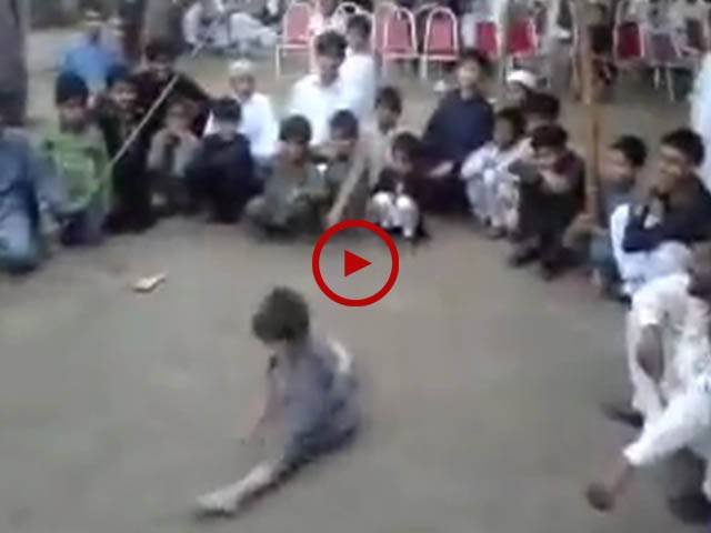 چھوٹے سے بچے کے ایسے کرتب کہ جن کو دیکھ کر آپ بھی حیران رہ جائیں گے۔ ویڈیو: سعد عباسی۔ لاہور