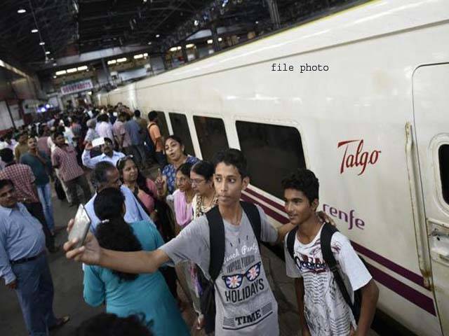 بھارت میں تین لڑکے سیلفی بناتے ٹرین سے گر کر ہلاک