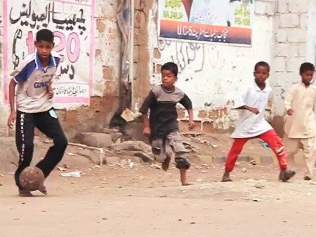 لیاری کے بچوں کو فٹبال کے گر سکھانے کیلئے جرمنی کے چار کوچز کراچی پہنچ گئے