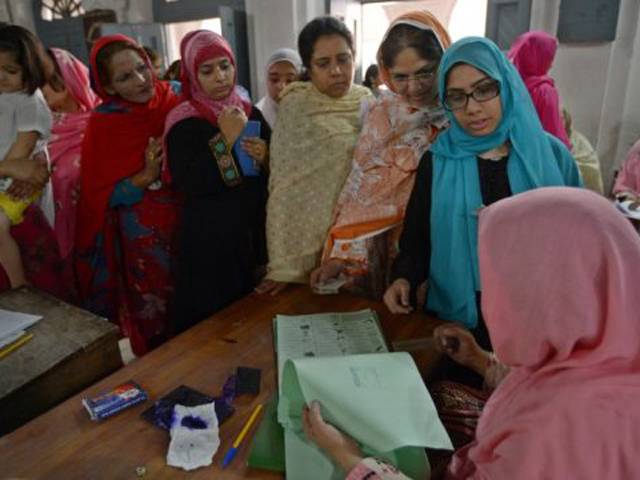 حلقہ پی پی 23: تلہ گنگ کے گاﺅں ڈالی میں اہل علاقہ نے خواتین کے ووٹ ڈالنے پر پابندی لگا دی