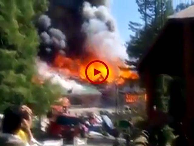 ایبٹ آباد ۔نتھیاگلی کے تاریخی موشکپوری ہوٹل میں آتشزدگی۔ ہوٹل جل کر راکھ. ویڈیو: سہیل بٹ۔ لاہور