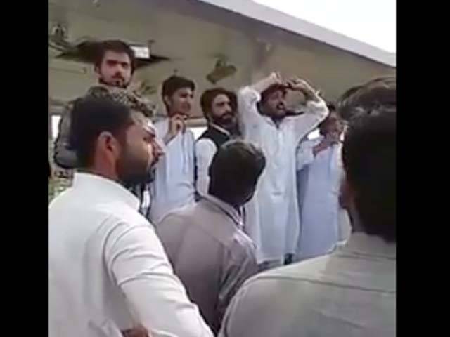 مشال خان کے قتل کے بعد مشتعل افراد کی ایک دوسرے کو مبارکباد،تحریک انصاف کے تحصیل کونسلر نے نام نہ بتانے کا حلف لیا