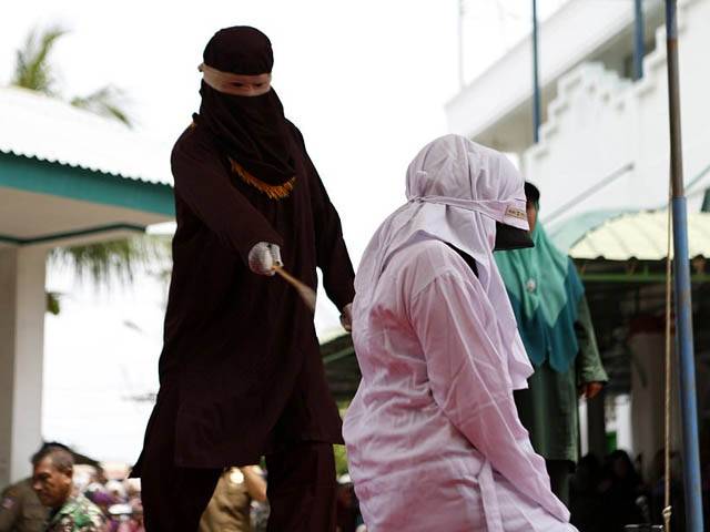 انڈونیشیاءمیں شادی سے قبل ازدواجی تعلقات قائم کرنے پر جوڑے کو 25کوڑو ں کی سزا 