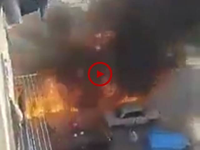 آئل ٹینکر کے حادثے کے بعد اس میں لگنے والی خوفناک آگ کے مناظر دیکھیں۔ ویڈیو: ناظم علی۔ ساہیوال