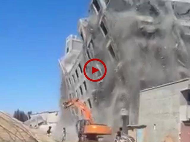 اس ویڈیو میں دیکھیں کہ تھوڑی سی لاپرواہی سے کیسے اتنی بڑی عمارت چند سیکنڈ میں زمین بوس ہو گئی۔ ویڈیو: ندیم سہیل۔ کراچی
