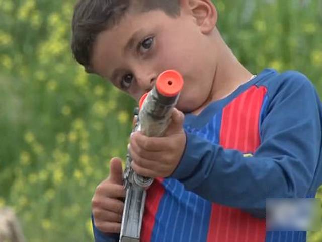 اس بچے کو داعش نے اس کے نام کی وجہ سے 2 سال قبل اغواءکرلیا، آخر اس کا ایسا کیا نام ہے؟ جان کر آپ بھی حیران پریشان رہ جائیں گے