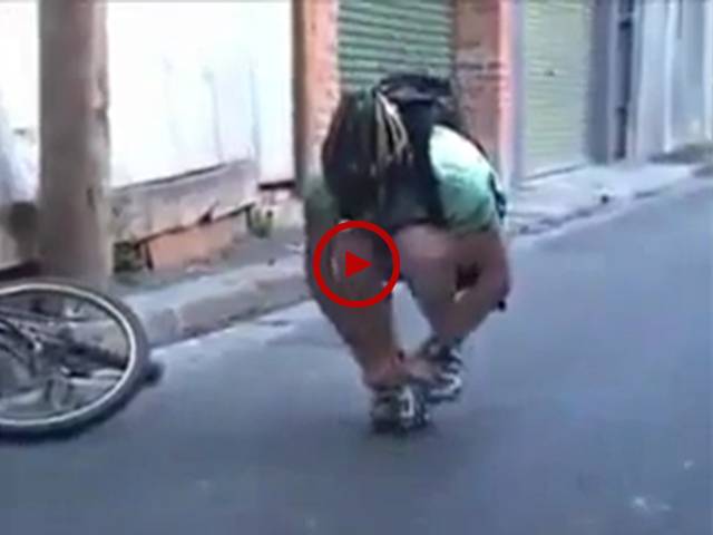 ایسی سائیکل آپ نے پہلے نہیں دیکھی ہو گی۔ اس سائیکل کو چلانے کے لیے بھی ٹیلنٹ چاہیے۔ ویڈیو: سعد عباسی۔ لاہور