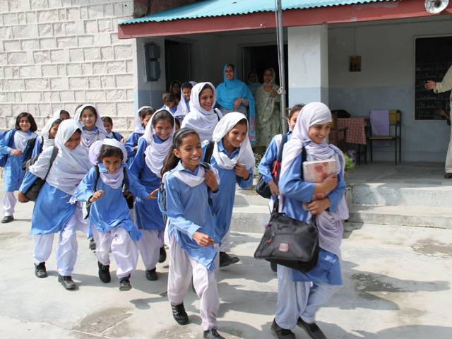 لاہور کے تمام نجی سکولوں میں پلے گراﺅنڈ بنانا لازمی قرار، مرحلہ جاری